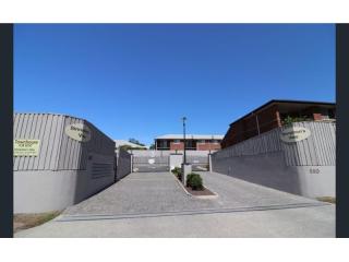 Unlock Success with This Prime Management Gem in the Western Suburbs!