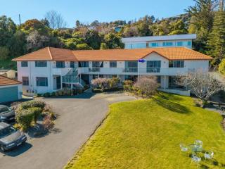 Your Gateway to Nelson's Beaches and City