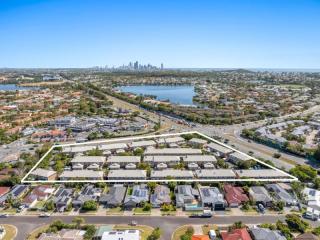 EXCEPTIONAL BUSINESS ROI, LIVE ON, or OFF SITE IN BURLEIGH WATERS | Resort Brokers ID : MR009077