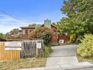 "Cedar Cottages" - Peaceful, coastal retreat in popular Blackmans Bay