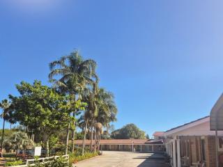 FHGC Motel on 2.5 Acres with 41% Occupancy - Substantial Repositioning Upside | Resort Brokers ID : FH009177