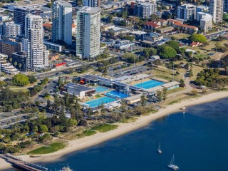 Sports and Holiday Retreat with Broadwater Views!!