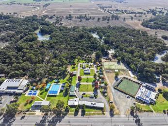 Freehold Caravan Park & Motel - Prime Highway Frontage 