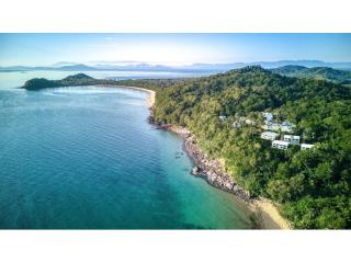 PURE BAREFOOT LUXURY: PREMIUM RESORT OF SCALE IN TROPICAL NORTH QLD HOTSPOT | Resort Brokers ID : FH009221