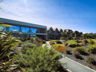 Rare Opportunity, Luxury Lakeview, Prime Location
