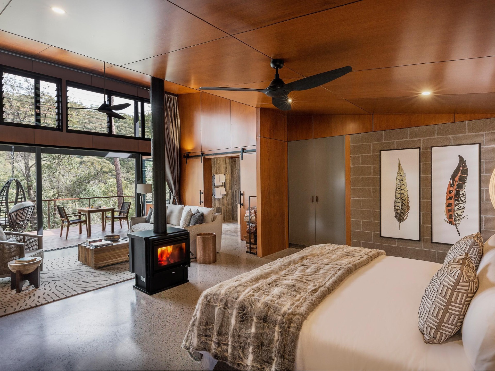 Hotel for sale  Bowen Mountain