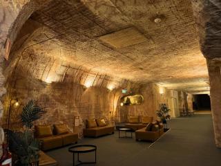 MULTI-AWARD WINNING UNDERGROUND MOTEL IN COOBER PEDY | Resort Brokers ID : FH009333