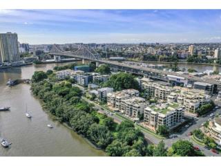 $720K+ Net - established permanent portfolio in Kangaroo Point | Resort Brokers ID : MR009403